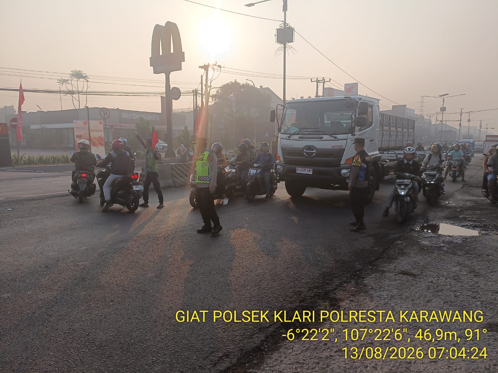 Kapolsek Klari Pimpin Sapa Pagi Siaga Gatur Pagi di Jalur Arteri Jalan Raya Klari-Kosambi depan McDonald’s