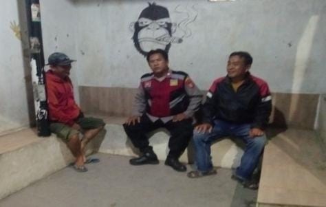 Bhabinkamtibmas Polsek Telagasari Jaga Keamanan Bersama Warga Waspada Gukamtibmas