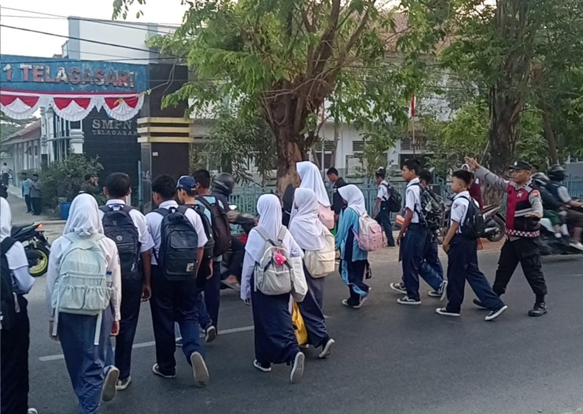 Personil Polsek Telagasari Wujudkan Kondusifitas Lalu Lintas dalam Giat Sapa Pagi