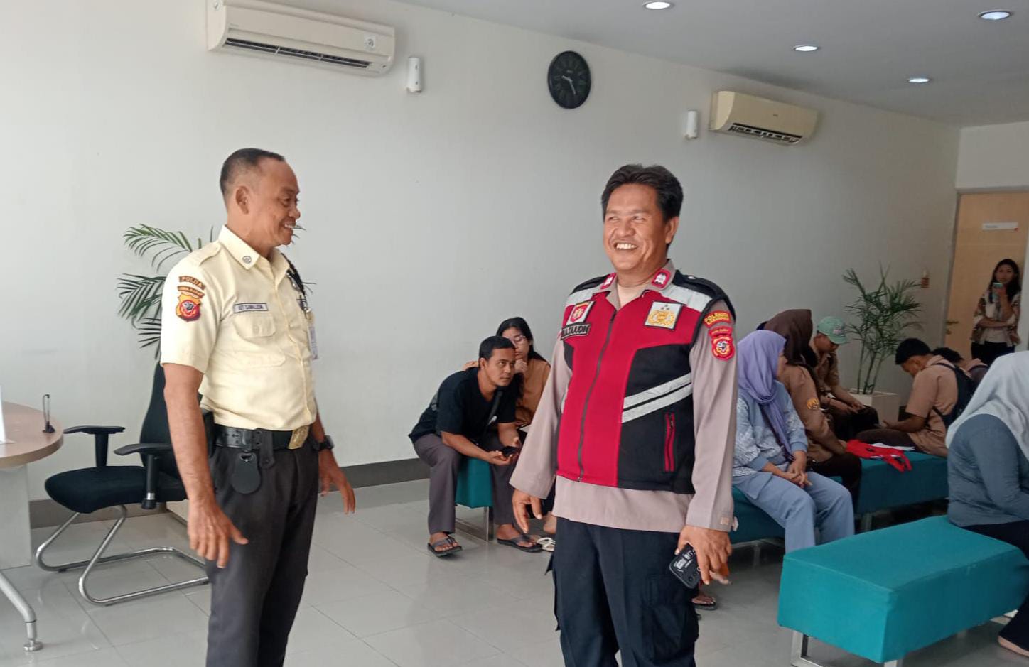 Personil Polsek Telagasari Laksanakan Patroli Rutin di Sekitar Bank dan Objek Vital Antisipasi Gangguan Kamtibmas