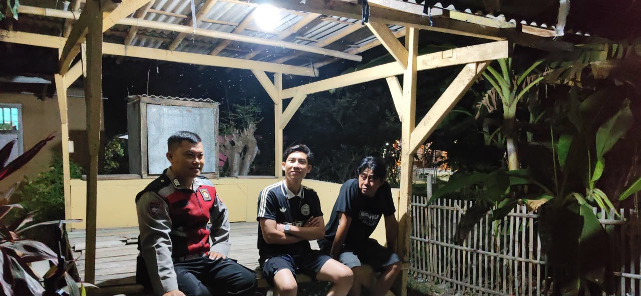 Bhabinkamtibmas Ikut Serta Dalam Giat Ronda Bersama Warga