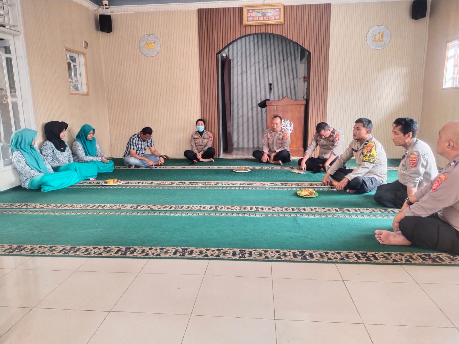 Kapolsek Jatisari Bersama Anggota Laksanakan Pengajian Rutin di Musholla Al Hidayah