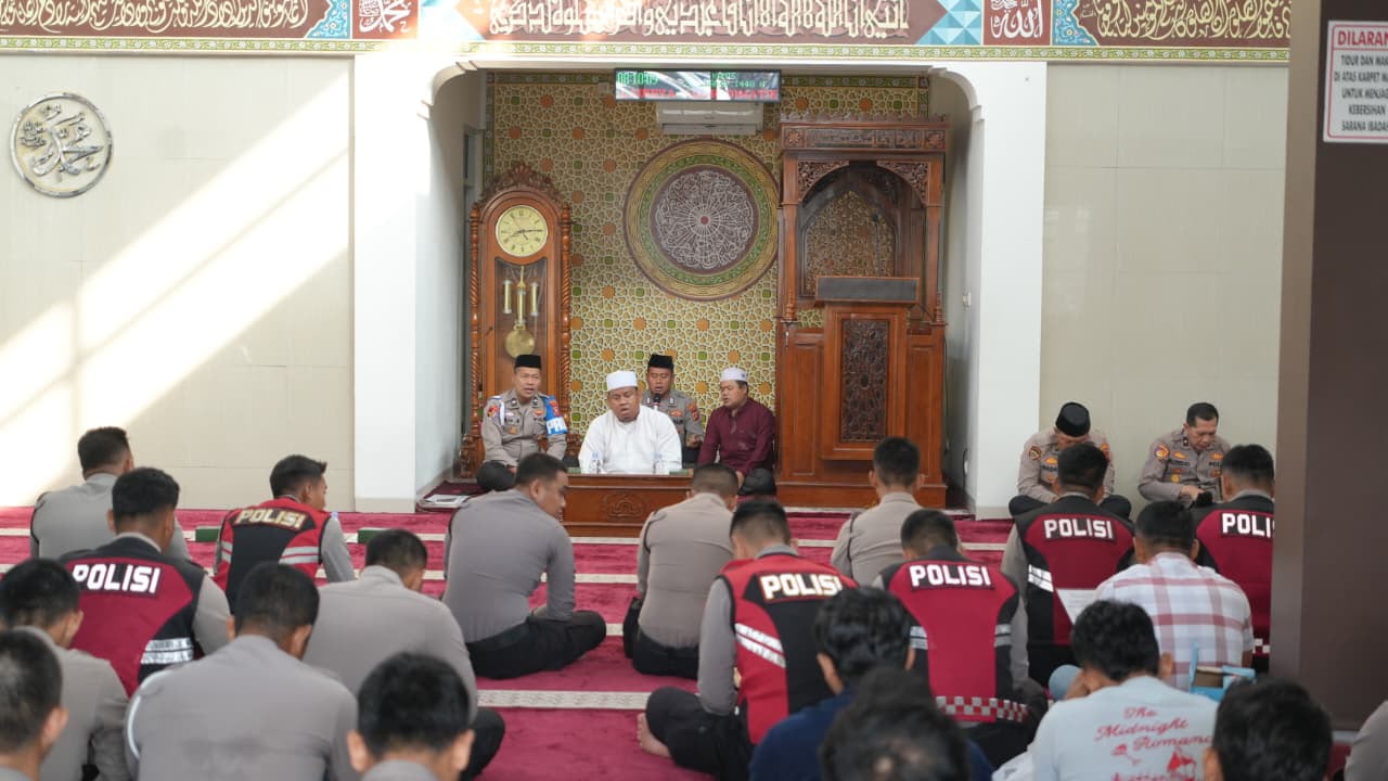 Polresta Karawang Gelar Binrohtal Rutin, Perkuat Mental Spiritual Personel demi Pelayanan Maksimal