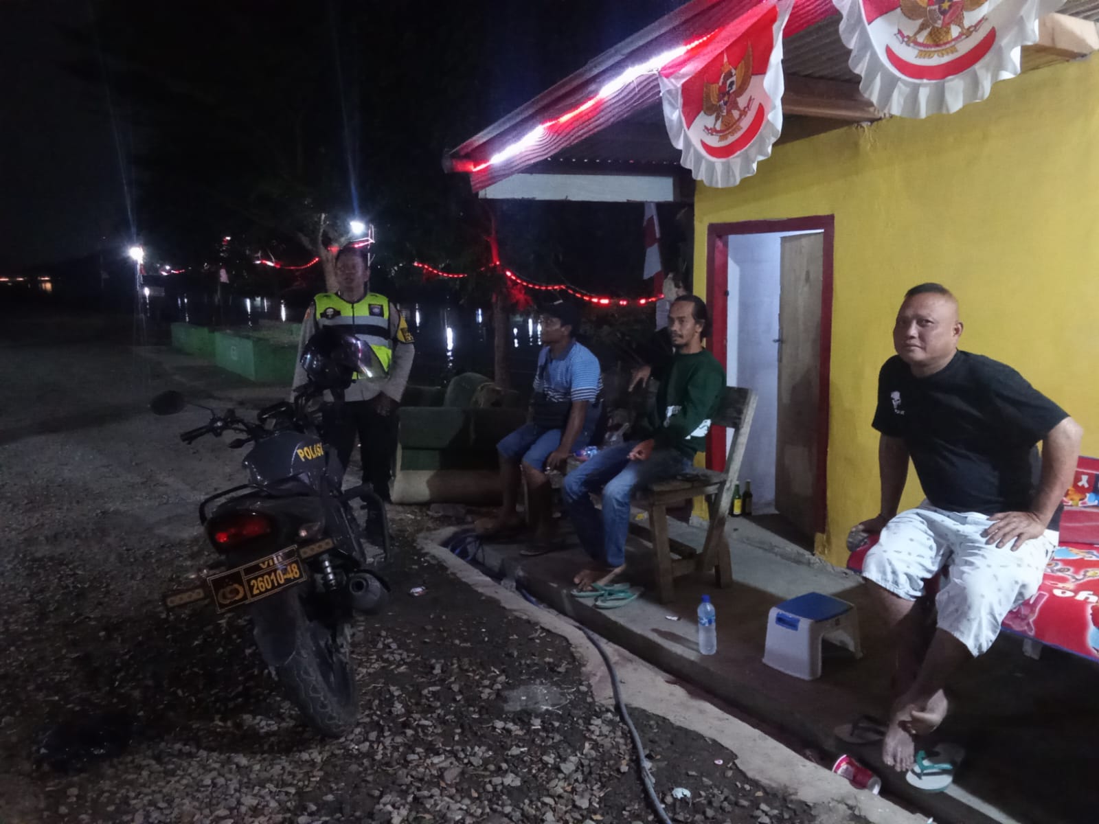 Bhabinkamtibmas Polsek Klari Patroli Sapa Warga Dusun Pasir panjang Saat Ronda Malam ‎