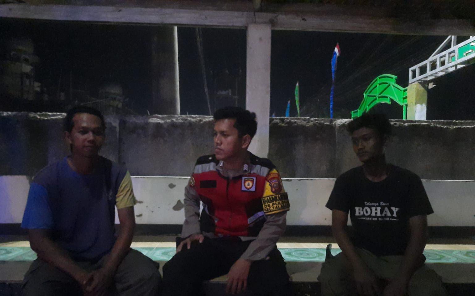 Bhabinkamtibmas Polsek Telagasari Bina Warga Dalam Giat Siskamling