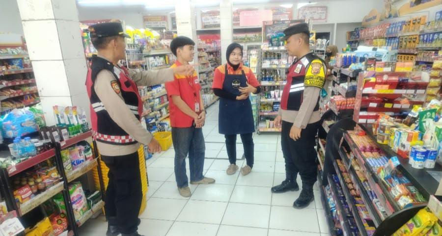 Giat Patroli Perekat Supermarket Alfamart Gempol Guna Antisipasi Kejahatan