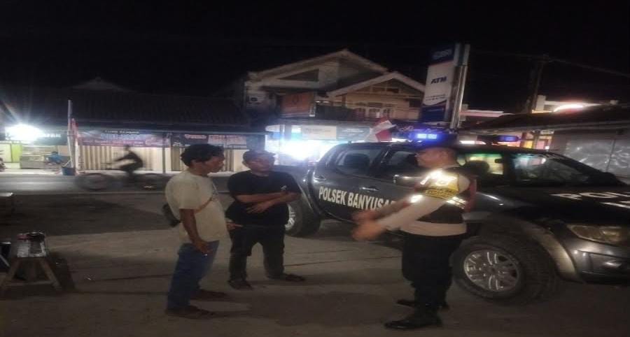 Bhabinkamtibmas Ikut Serta Dalam Giat Ronda Bersama Warga