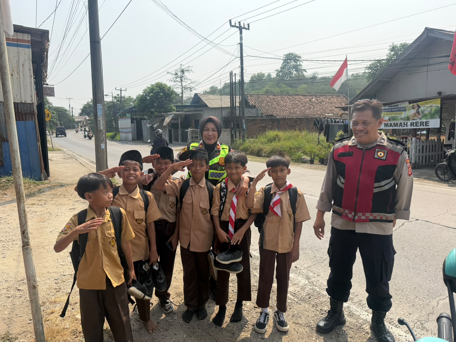 Pramuka Jadi Wadah Pembentukan Karakter, Kapolsek Telukjambe Barat Ajak Pelajar Siapkan Diri Menjadi Generasi Berintegritas