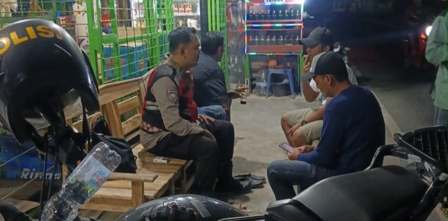 Bhabinkamtibmas Ikut Serta Dalam Giat Ronda Bersama Warga