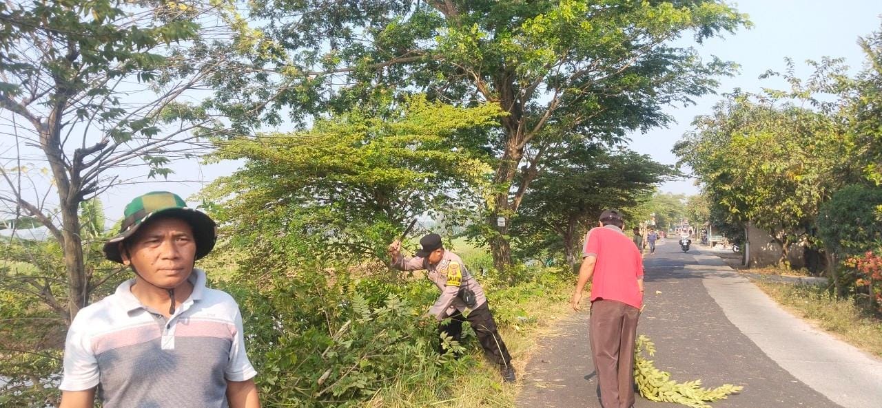 Anggota Personel Polsek Banyusari Melaksanakan Giat Kerja Bakti Lingkungan Bersama Warga Demi Menjaga Kenyamanan