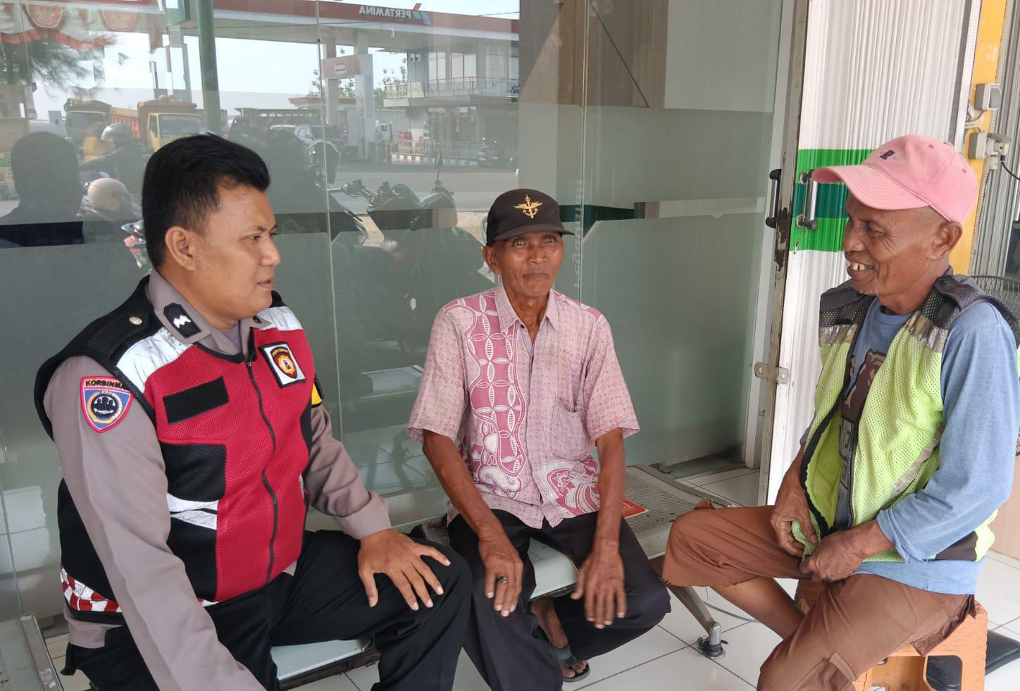 Bhabinkamtibmas Polsek Telagasari Sebar Himbauan Kamtibmas Saat Sambang