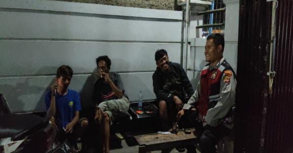 Bhabinkamtibmas Ikut Serta Dalam Giat Ronda Bersama Warga