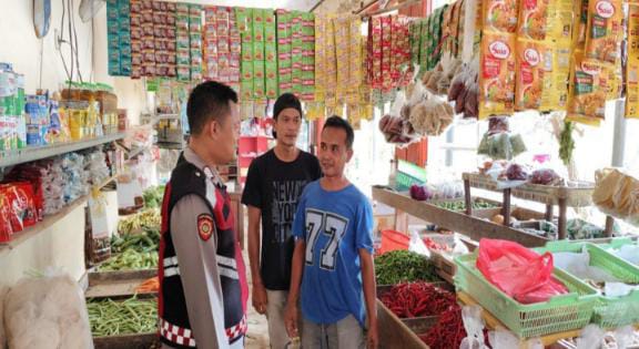 Prekat Polsek Banyusari Giat Patroli Toko Sembako Antisipasi Kejahatan
