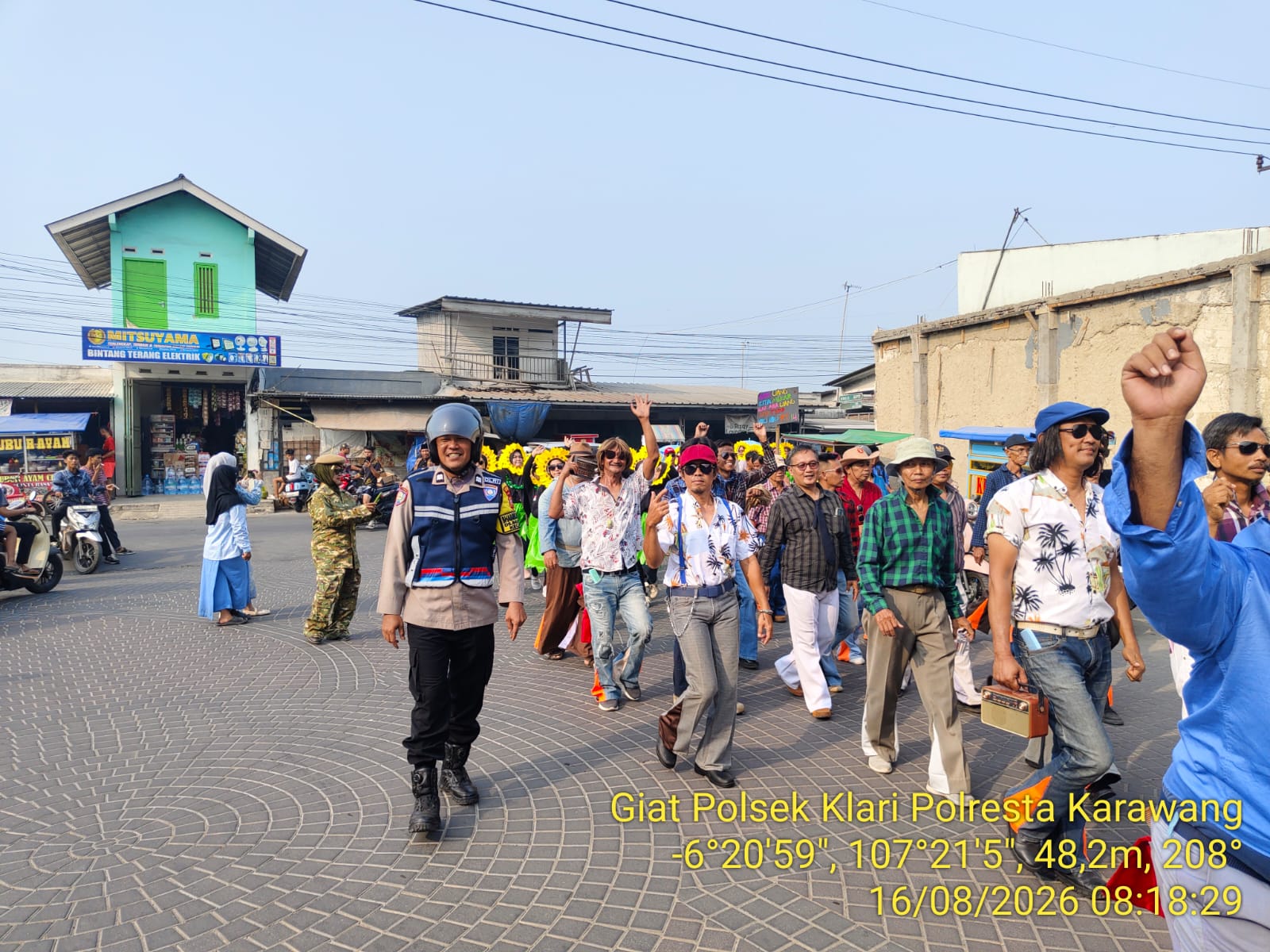 Karnaval HUT RI ke-81, Personel Polsek Klari Polresta Karawang Amankan dan Atur Lalu Lintas ‎