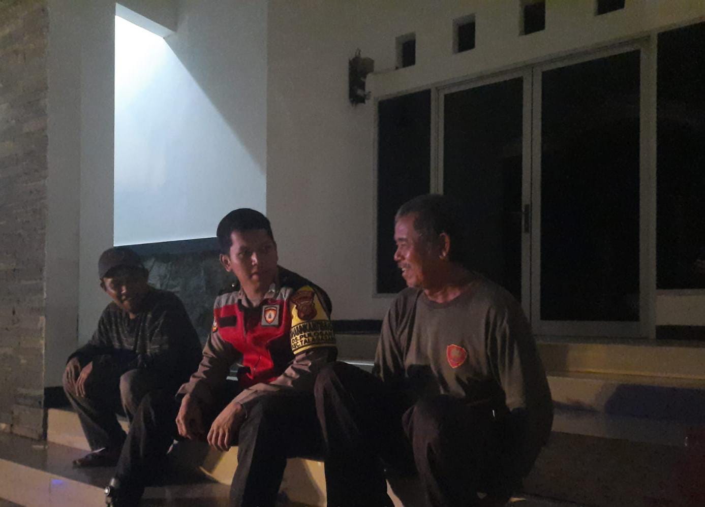 Bhabinkamtibmas Polsek Telagasari Dampingi Warga Lakukan Ronda