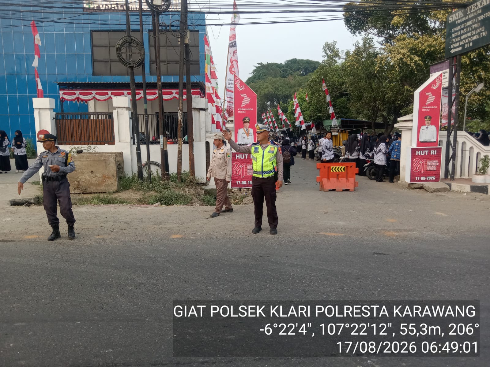 Personil Polsek Klari Patroli Sapa Pagi di Ruas Jalan Raya Klari-Kosambi