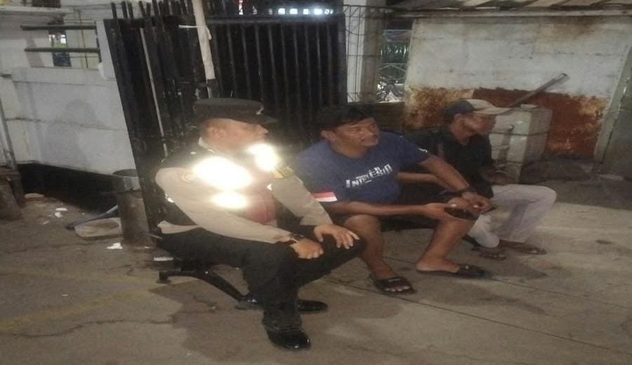 Bhabinkamtibmas Ikut Serta Dalam Giat Ronda Bersama Warga