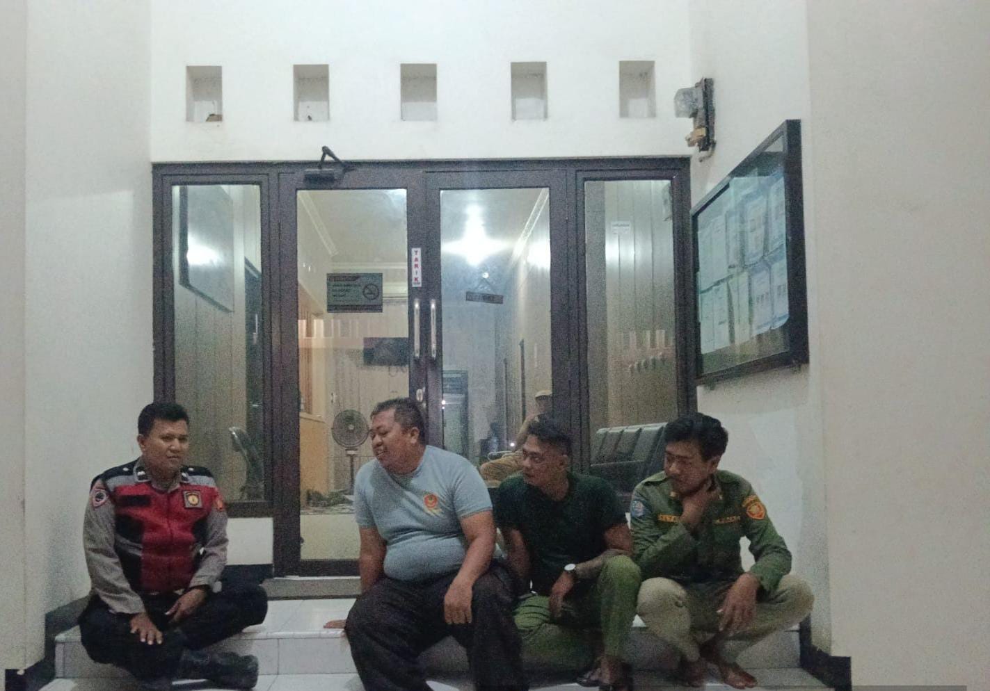 Bhabinkamtibmas Polsek Telagasari Jaga Keamanan Bersama Warga Dalam Giat Siskamling