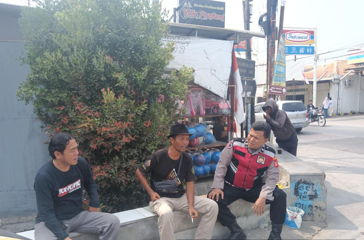 Antisipasi Gukamtibmas, Bhabinkamtibmas Polsek Telagasari Sebar Layanan Pengaduan 110
