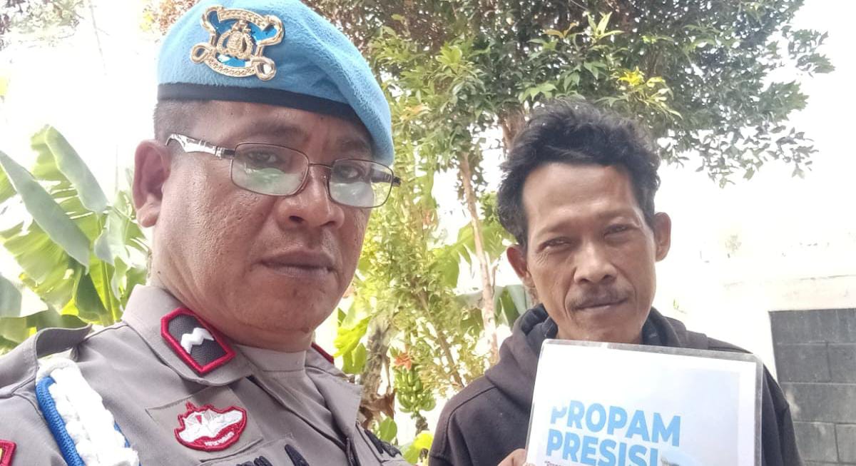 Polsek Banyusari Melaksanakan Giat Sosialisasi QR Barcode ke Masyarakat Pengaduan ke Divisi Propam Polri Bidpropam Polda Jabar