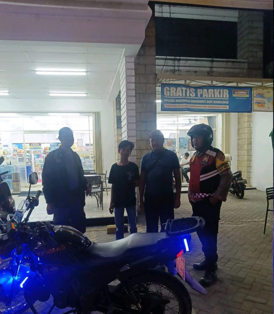Bhabinkamtibmas Ikut Serta Dalam Giat Ronda Bersama Warga