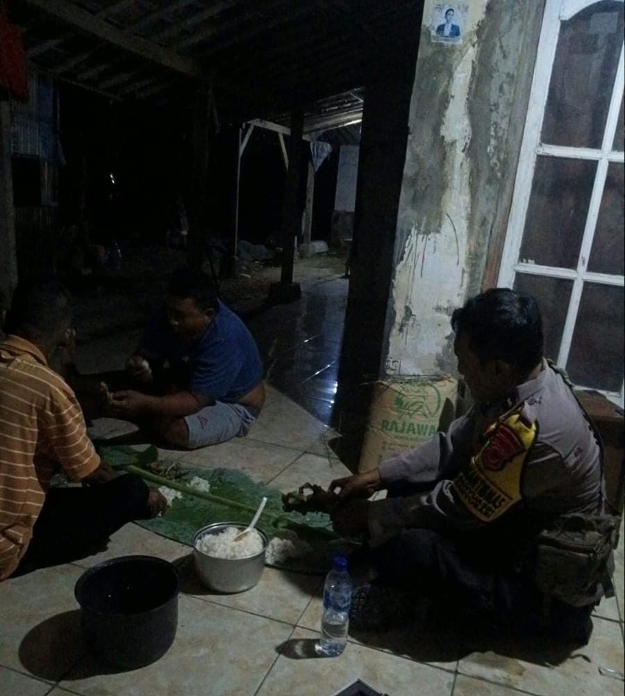 Bhabinkamtibmas Ikut Serta Dalam Giat Ronda Bersama Warga