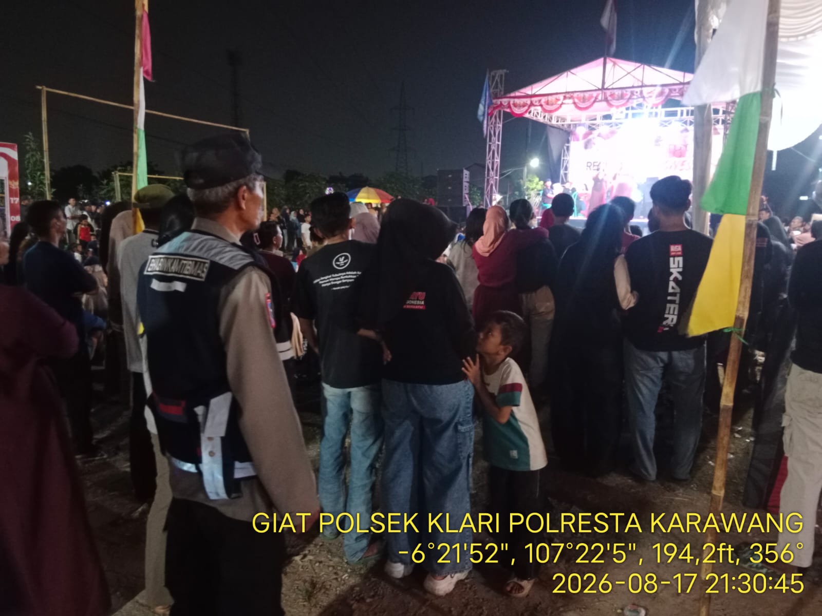 Bhabinkamtibmas Polsek Klari Amankan Acara Hiburan Warga Kosambi 2 BBG dalam Rangka HUT RI ke-81
