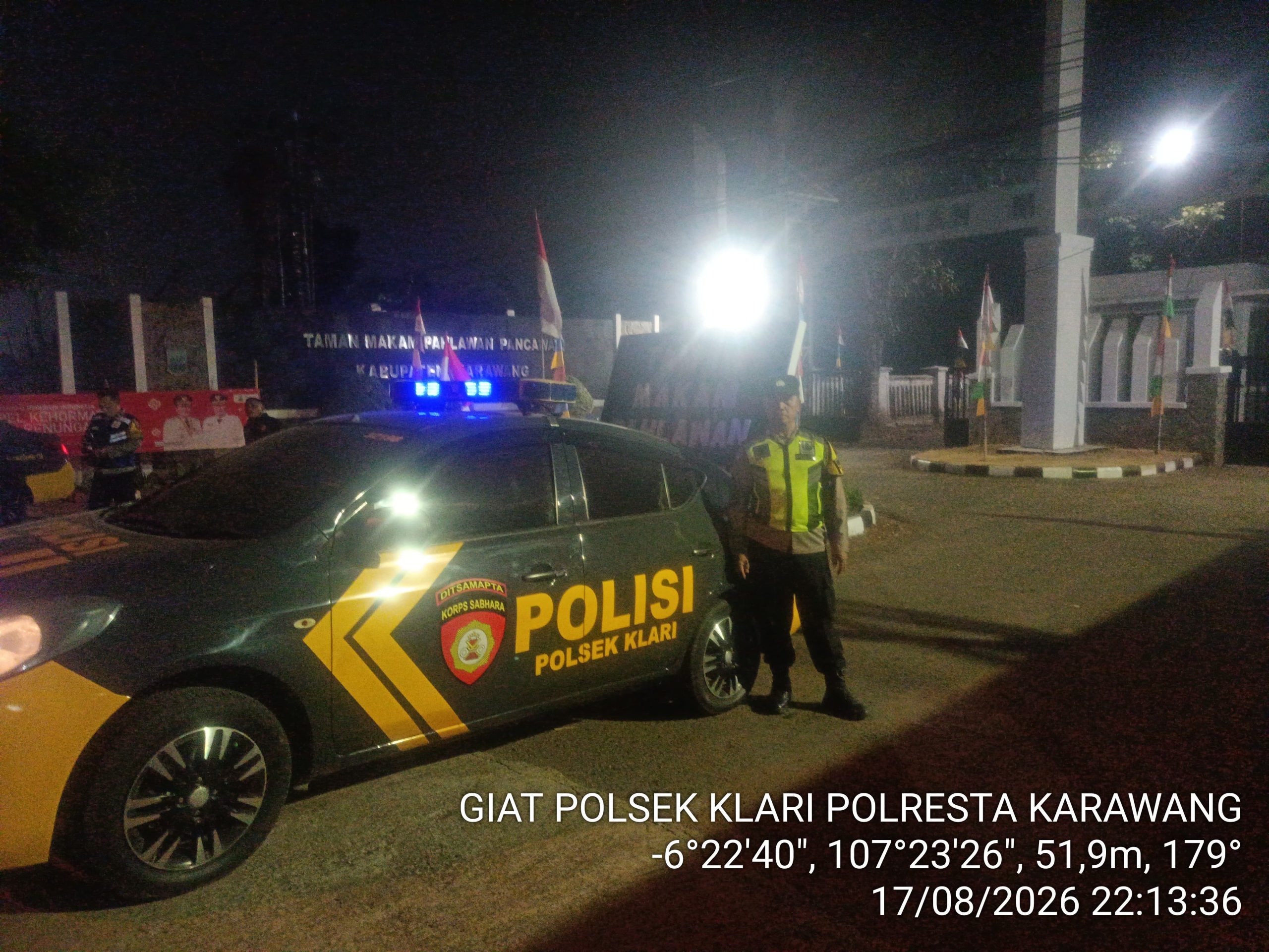 Polsek Klari Melaksanakan Strong poin Malam Hari di Depan TMP Pancawati Antisipasi Gukamtibmas