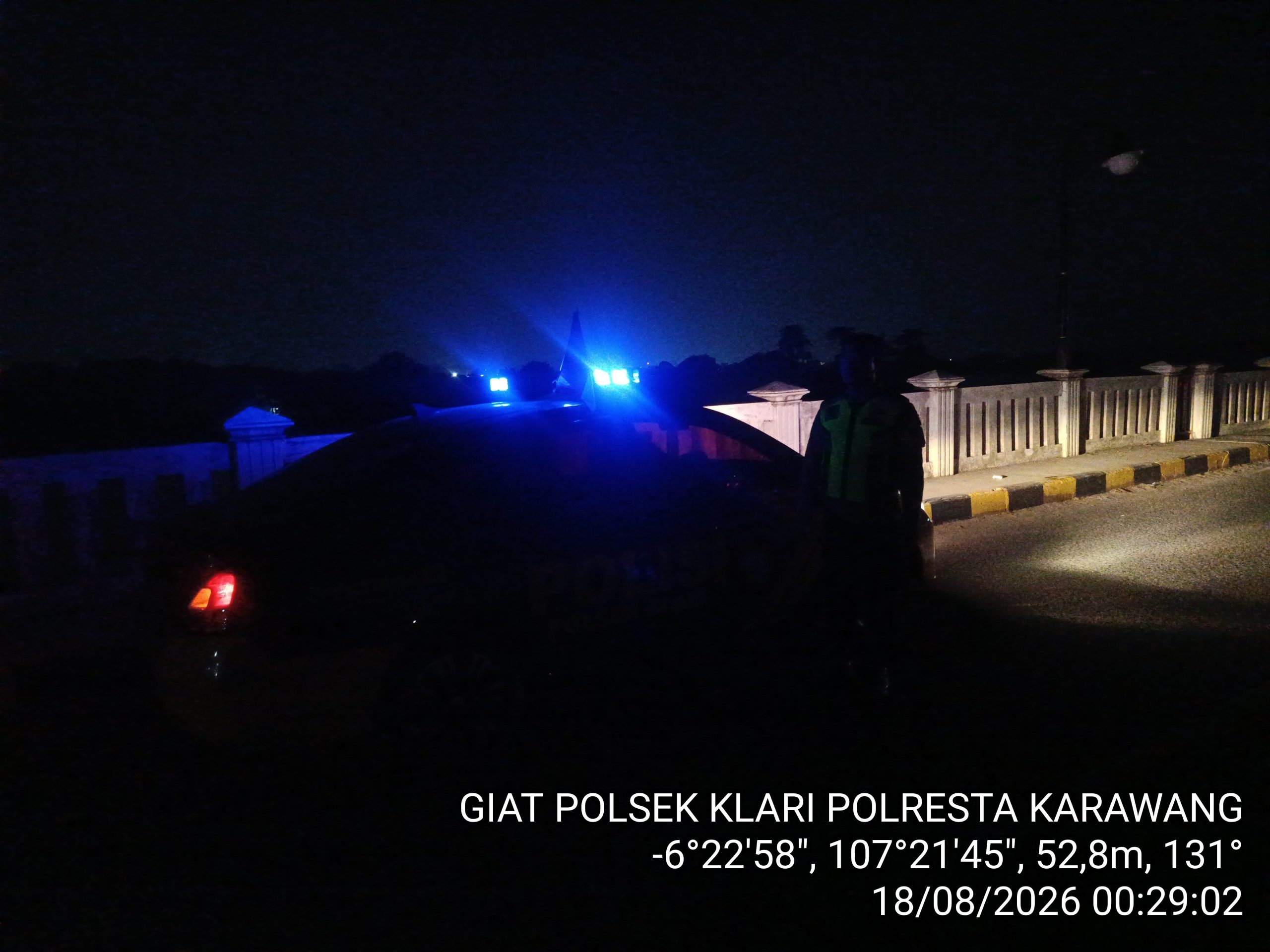 Patroli Polsek Klari Sapa Warga Saat Personil Lakukan Patroli Di Jembatan Walahar Pastikan Situasi Aman Kondusif