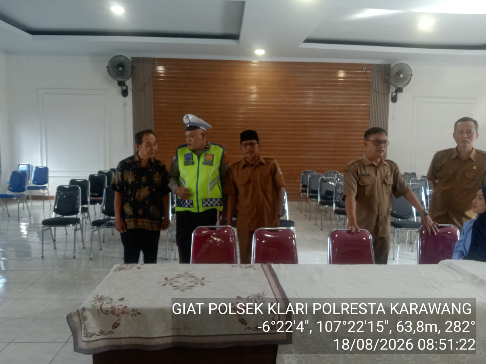 Personel Polsek Klari Monitoring dan Pengamanan Pemilihan Ketua BPD Desa Duren