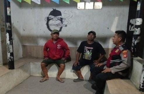 Bhabinkamtibmas Polsek Telagasari Laksanakan Pendampingan Siskamling, Antisipasi Gukamtibmas Malam