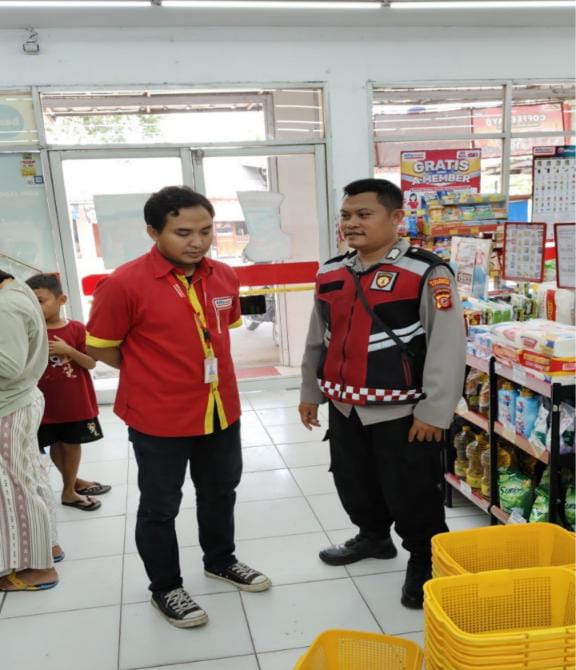 Giat Patroli Perekat Supermarket Alfamart Gempol Guna Antisipasi Kejahatan