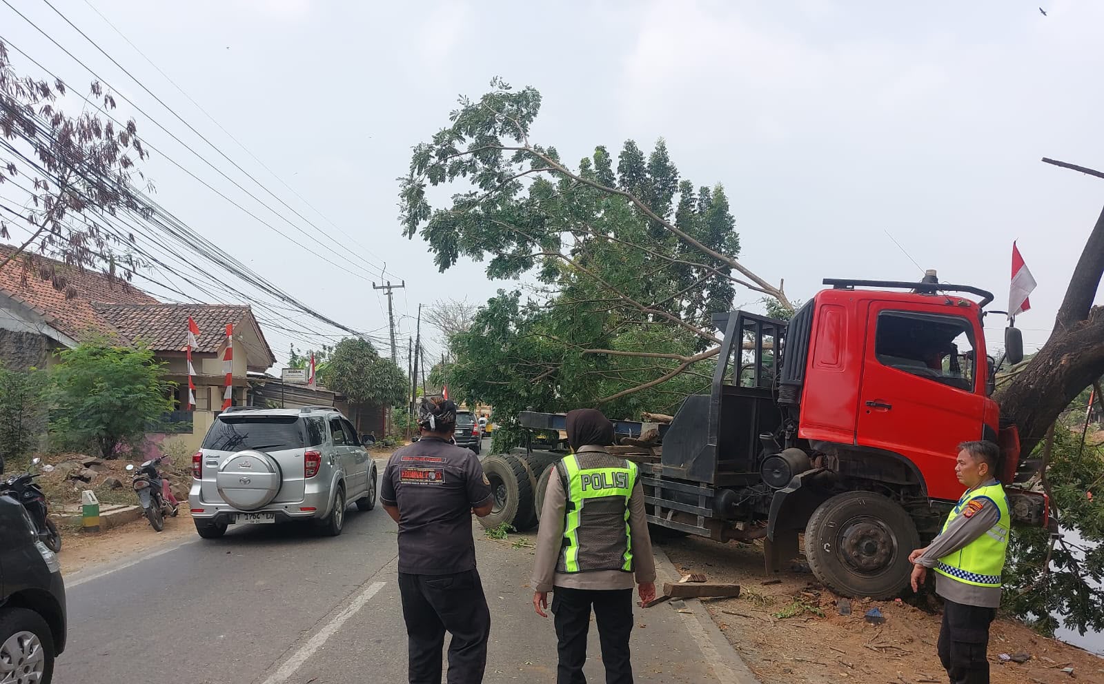 Trailer Menabrak Pohon di Jalan Raya Badami, Sopir Dilarikan ke RSUD Karawang