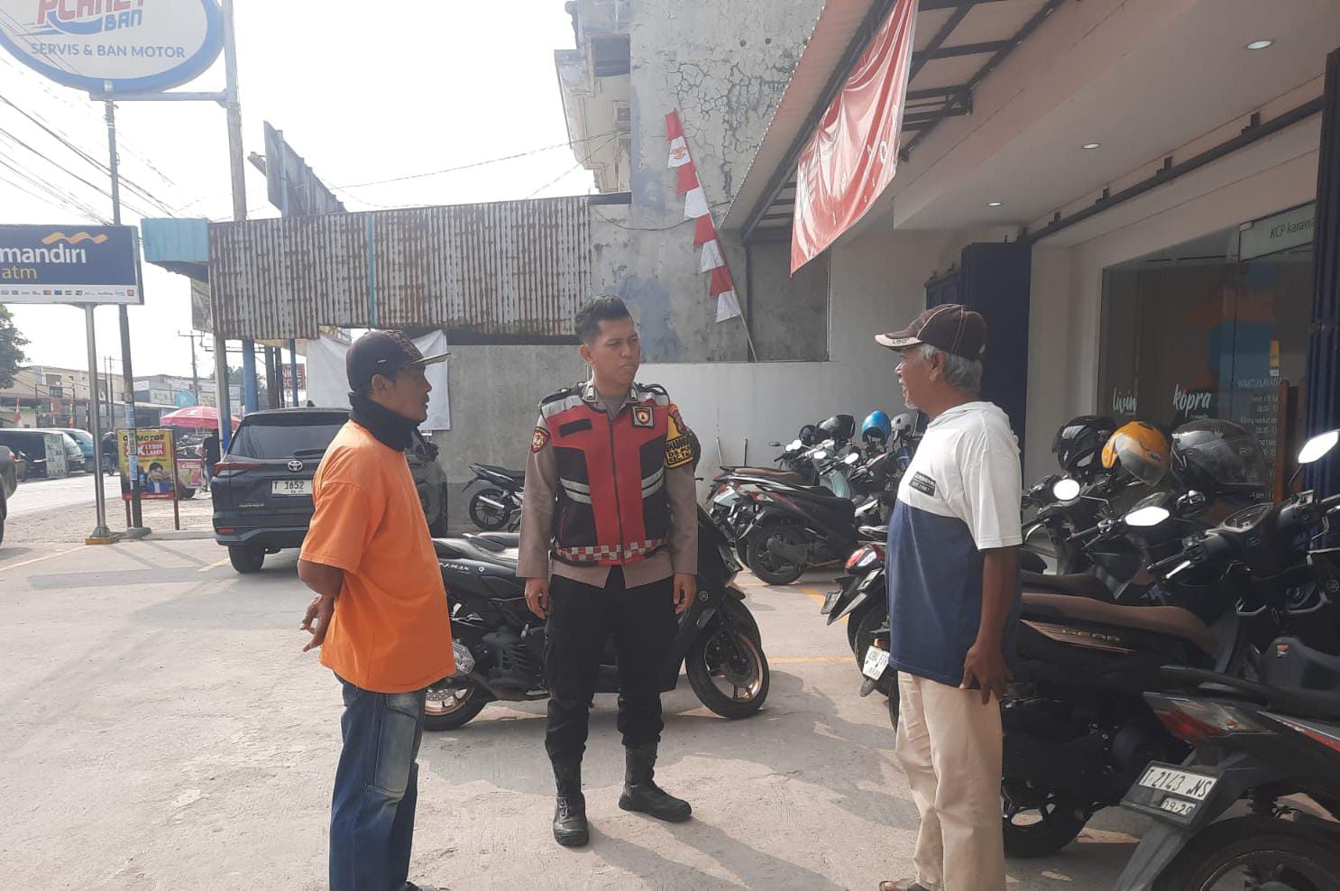 Bhabinkamtibmas Polsek Telagasari Sebar Himbauan Kamtibmas Kepada Warga Dalam Giat Sambang