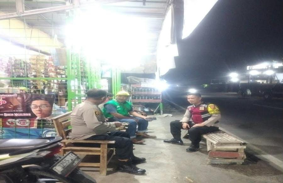 Bhabinkamtibmas Ikut Serta Dalam Giat Ronda Bersama Warga