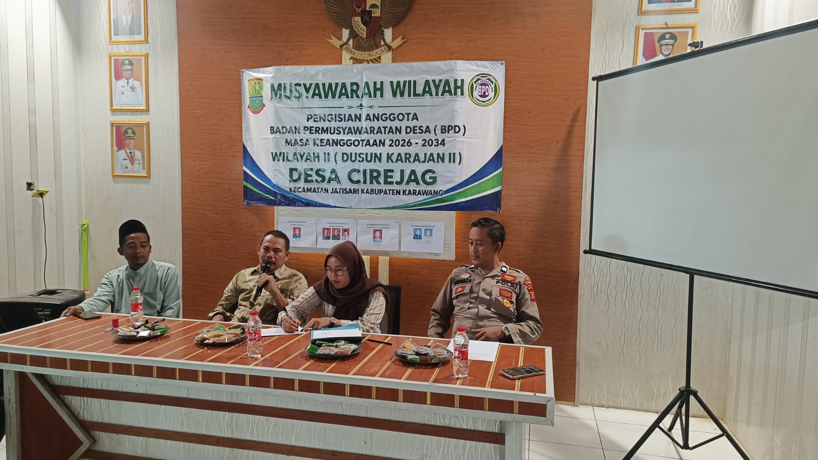Personel Polsek Jatisari Lakukan Pengamanan dan Monitoring Pemilihan Anggota BPD Se-Kecamatan Jatisari