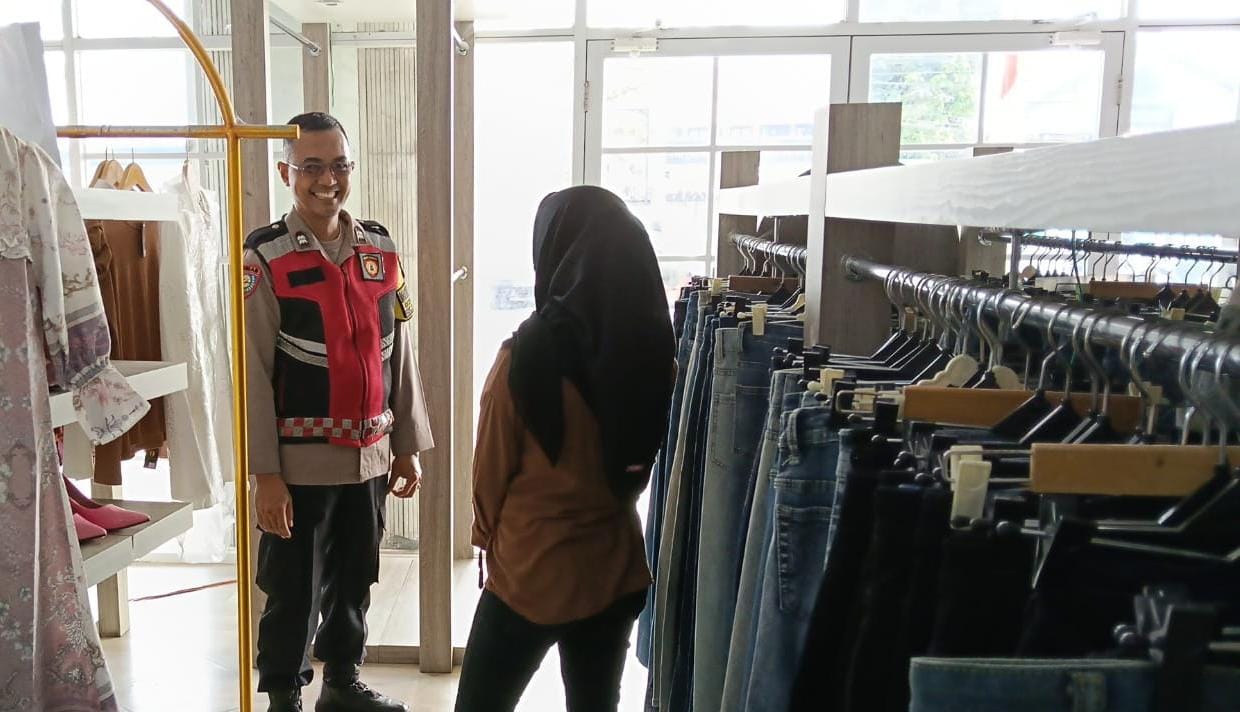 Bhabinkamtibmas Polsek Telagasari Sebar Himbauan Kamtibmas dan Nomor Layanan Pengaduan Gukamtibmas