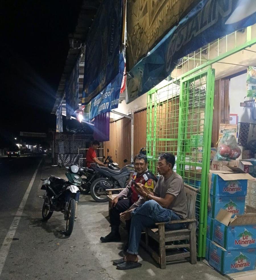 Bhabinkamtibmas Ikut Serta Dalam Giat Ronda Bersama Warga
