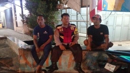 Bhabinkamtibmas Polsek Telagasari Bina Warga Dalam Giat Siskamling