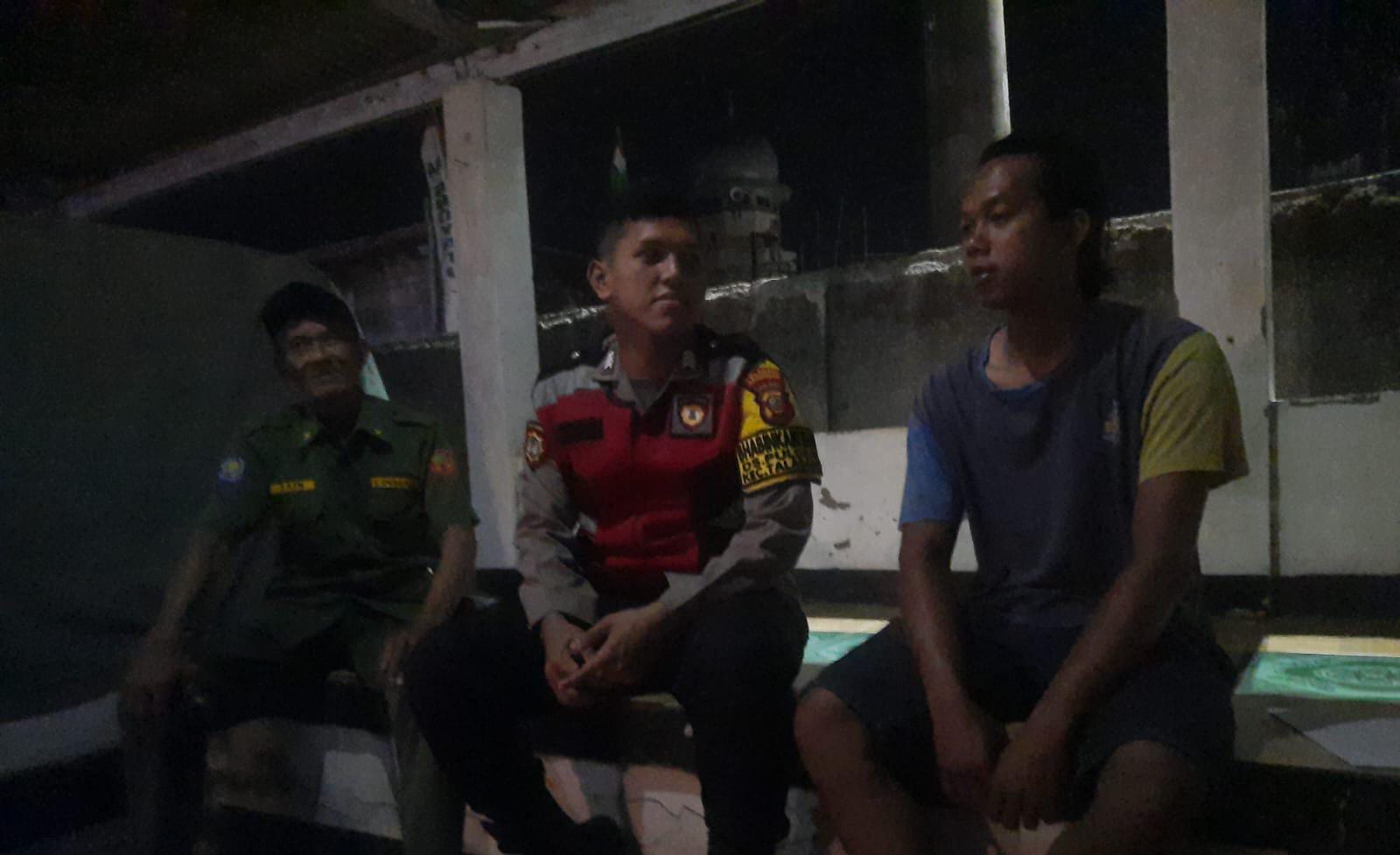 Bhabinkamtibmas Polsek Telagasari Lakukan Pendampingan Siskamling Untuk Cegah Gukamtibmas