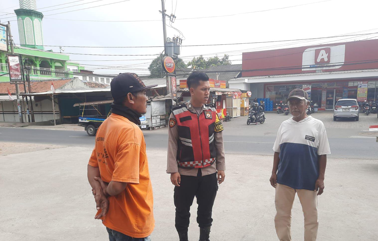 Bhabinkamtibmas Polsek Telagasari Sebar Himbauan Kamtibmas Kepada Warga Dalam Giat Sambang