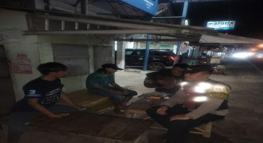 Bhabinkamtibmas Ikut Serta Dalam Giat Ronda Bersama Warga