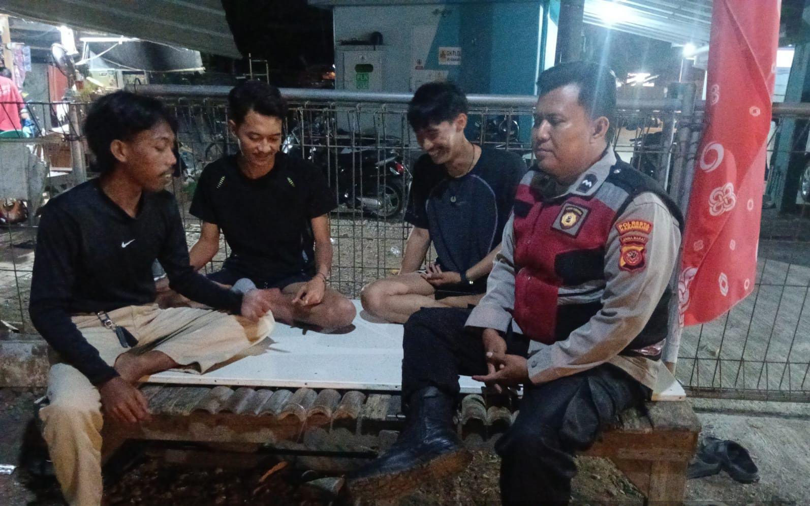 Bhabinkamtibmas Polsek Telagasari Jaga Keamanan Bersama Warga Dalam Giat Siskamling