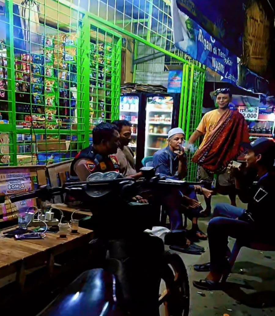 Bhabinkamtibmas Ikut Serta Dalam Giat Ronda Bersama Warga