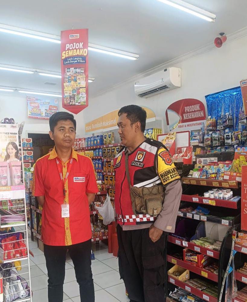 Giat Patroli Perekat Supermarket Alfamart Gempol Guna Antisipasi Kejahatan