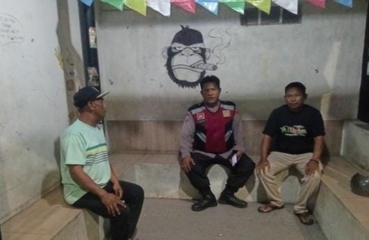 Bhabinkamtibmas Polsek Telagasari Laksanakan Pendampingan Siskamling, Antisipasi Gukamtibmas Malam