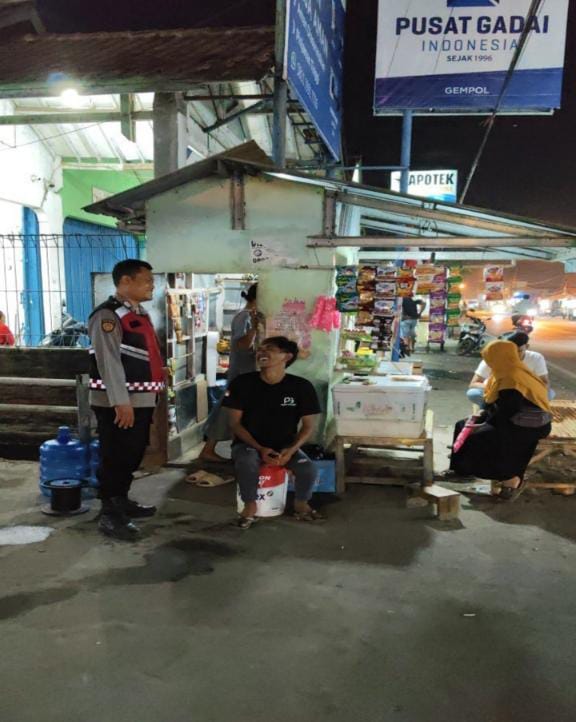 Bhabinkamtibmas Ikut Serta Dalam Giat Ronda Bersama Warga
