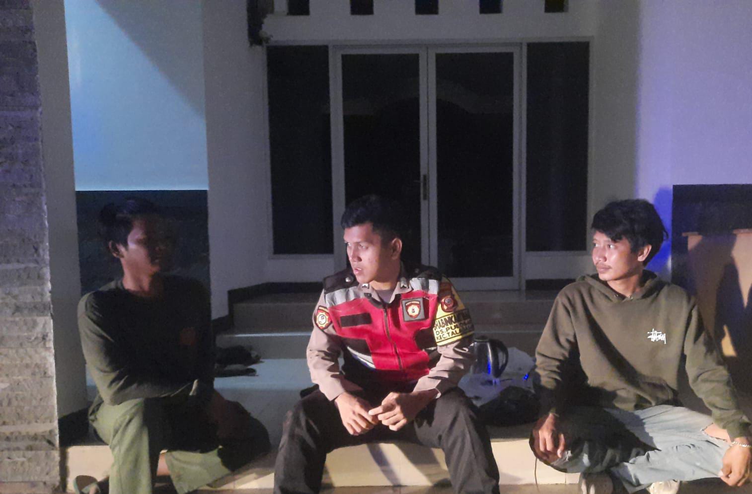 Bhabinkamtibmas Polsek Telagasari Lakukan Pendampingan Siskamling Untuk Cegah Gukamtibmas