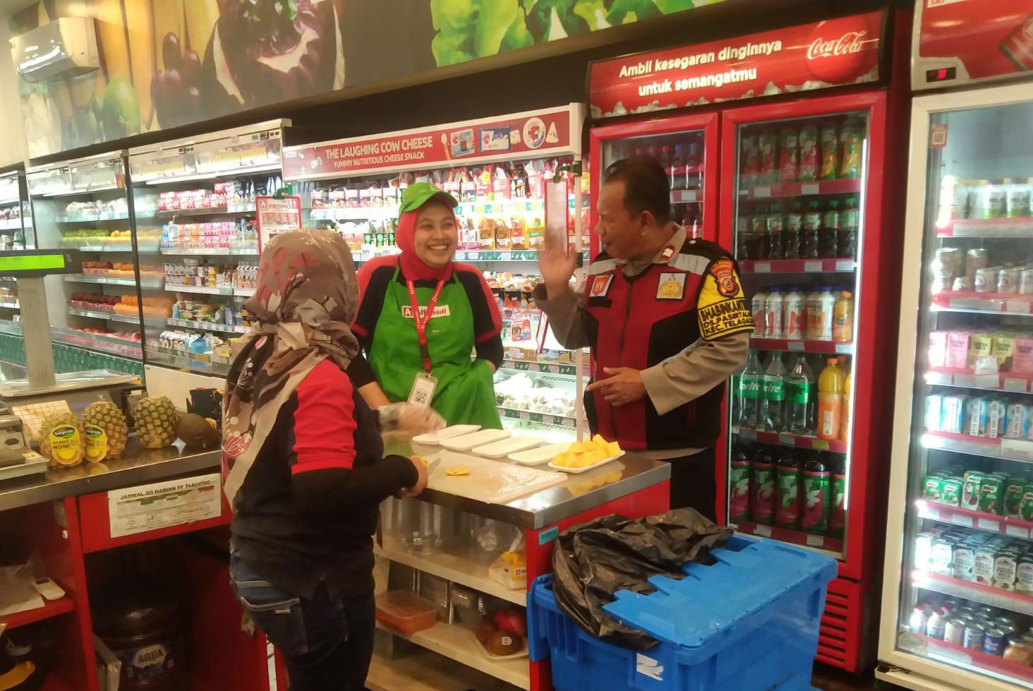 Personil Polsek Telagasari Laksanakan Patroli Rutin di Sekitar Pertokoan dan Objek Vital, Cegah Gangguan Kamtibmas
