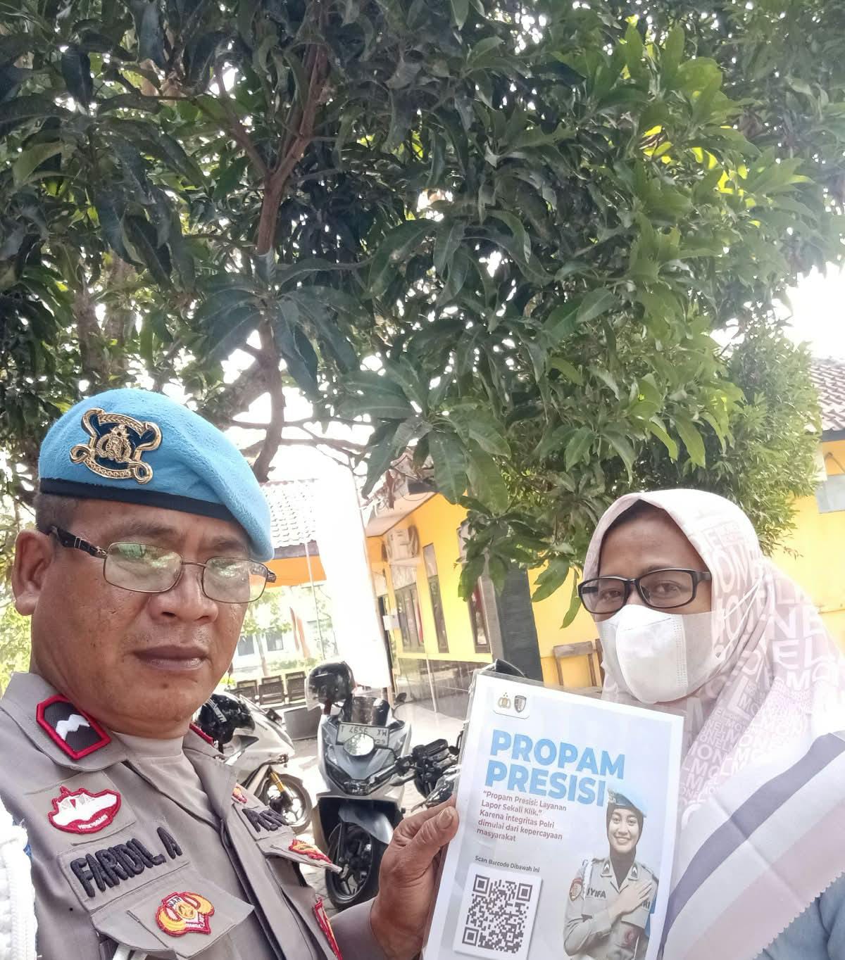Polsek Banyusari Melaksanakan Giat Sosialisasi QR Barcode ke Masyarakat Pengaduan ke Divisi Propam Polri Bidpropam Polda Jabar